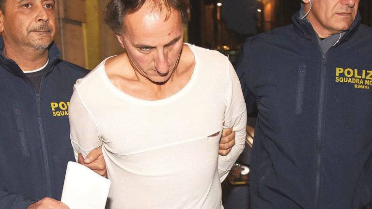 Sequestra una automobilista e la costringe a fare bancomat Sequestra una automobilista e la costringe a fare bancomat
