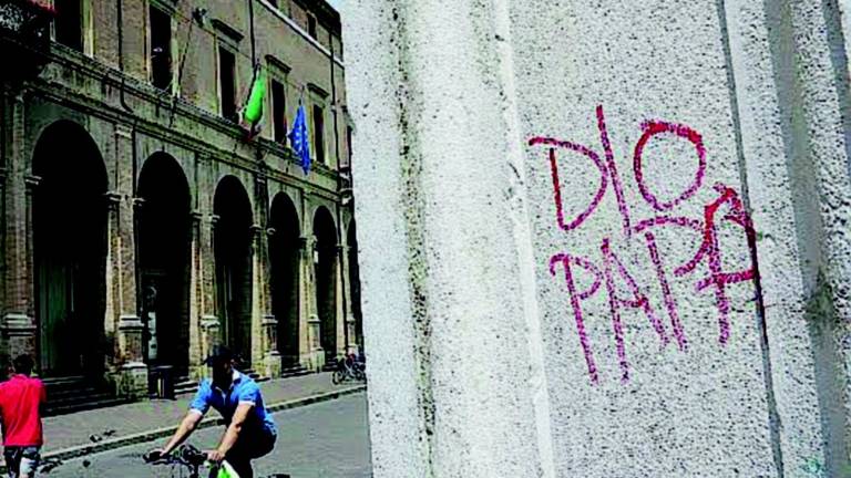 L'imbecille colpisce ancora: scritte e bestemmie sui monumenti L'imbecille colpisce ancora: scritte e bestemmie sui monumenti