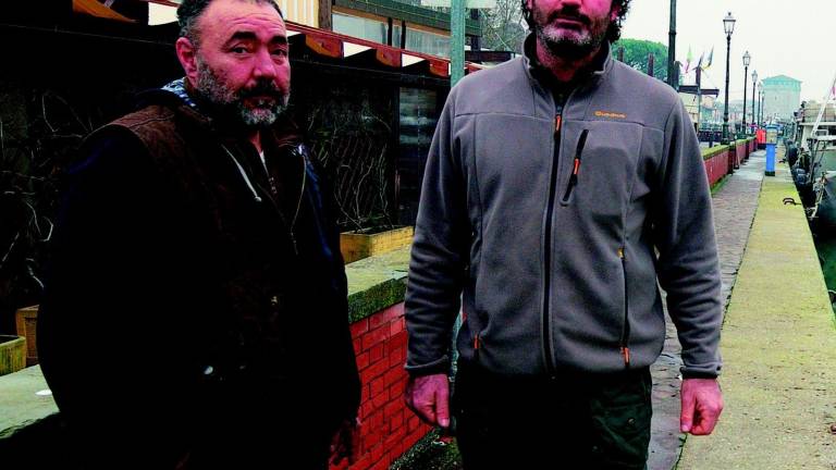 Cade nel portocanale salvato in extremis Cade nel portocanale salvato in extremis