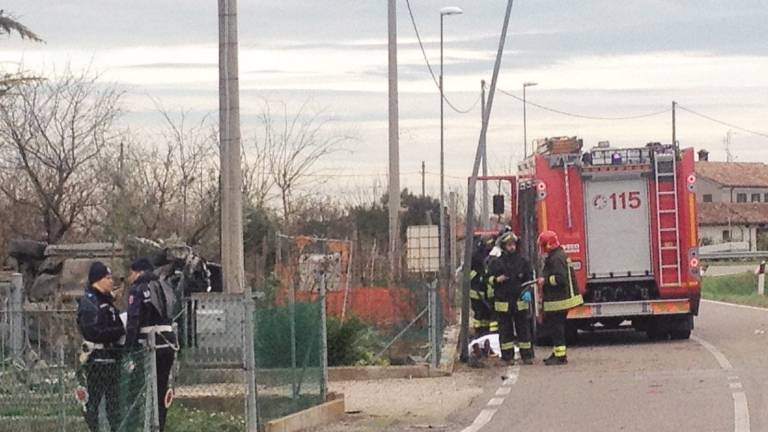 Vola fuori strada con l'auto: muore 41enne Vola fuori strada con l'auto: muore 41enne