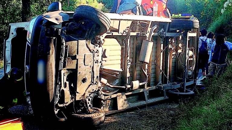 Si ribalta pulmino, paura per nove ragazzi in gita Si ribalta pulmino, paura per nove ragazzi in gita