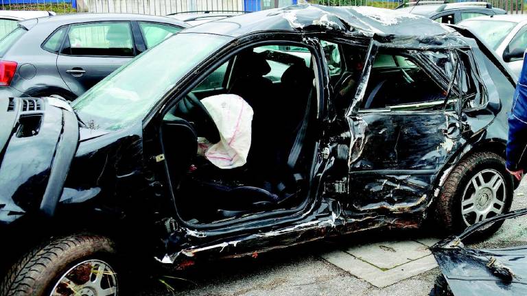 Vola con l'auto contro un albero Vola con l'auto contro un albero