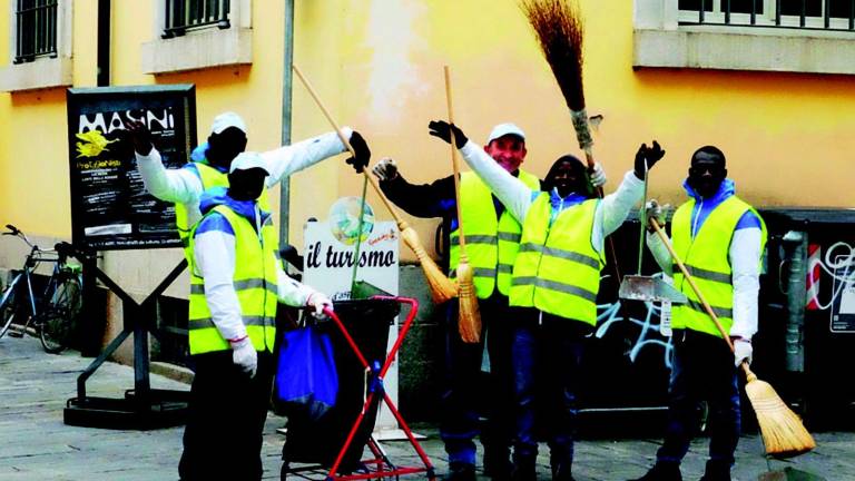 Profughi al lavoro per ripulire il centro Profughi al lavoro per ripulire il centro