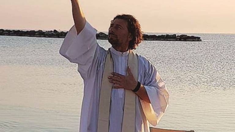 C'è la messa di Don Mark all'alba: la spiaggia si riempie di fedeli C'è la messa di Don Mark all'alba: la spiaggia si riempie di fedeli