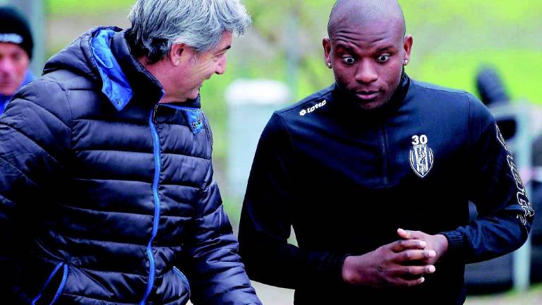 Gaby Mudingayi firma con il Cesena Gaby Mudingayi firma con il Cesena