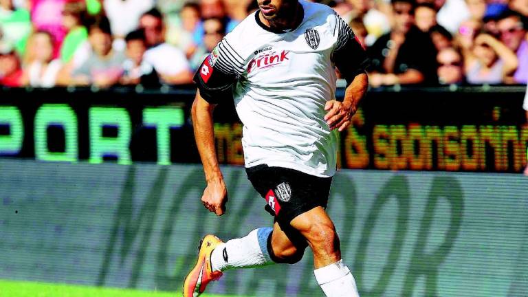 Cesena avanti piano contro il Palermo Cesena avanti piano contro il Palermo