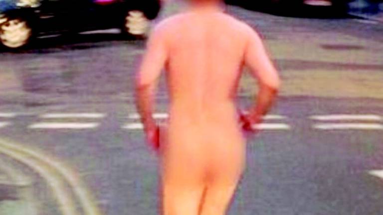 Nudo e fuori controllo semina il panico a San Mauro Pascoli Nudo e fuori controllo semina il panico a San Mauro Pascoli