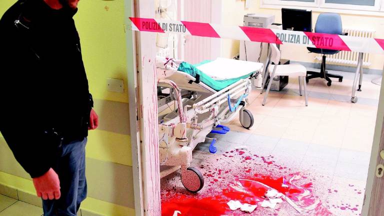 Accoltellato al pronto soccorso tra i pazienti Accoltellato al pronto soccorso tra i pazienti