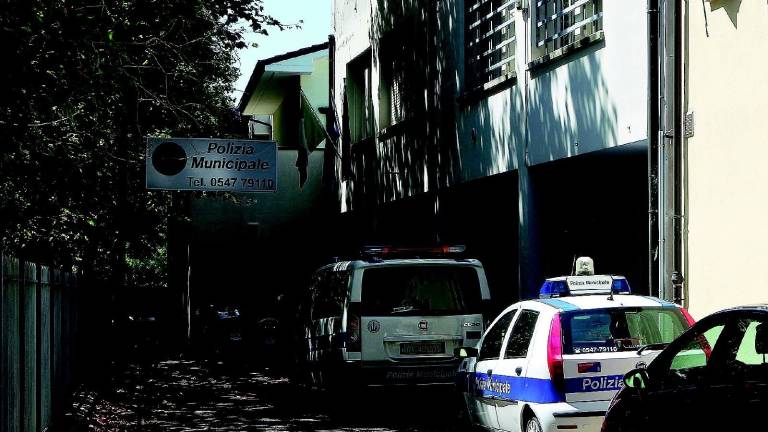 Sorpassa i vigili con l'auto non revisionata: bloccato Sorpassa i vigili con l'auto non revisionata: bloccato