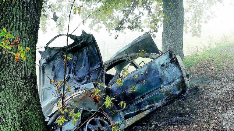 Muore nel rogo dell'auto Muore nel rogo dell'auto