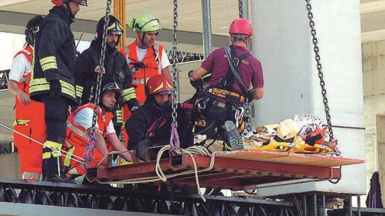 Cede trave, due operai al Bufalini Cede trave, due operai al Bufalini