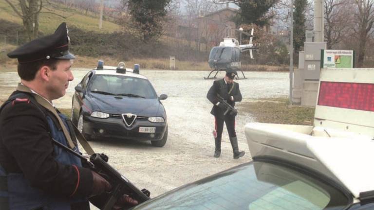 Rapinano una casa con la pistola Rapinano una casa con la pistola