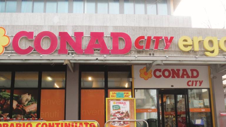 Pistola alla testa di un cliente rapinano il Conad Ergon Pistola alla testa di un cliente rapinano il Conad Ergon