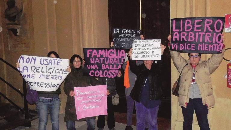 Le donne protestano coi cartelli in consiglio comunale contro un ordine del giorno del Pdl. La polizia municipale le allontana Le donne protestano coi cartelli in consiglio comunale contro un ordine del giorno del Pdl. La polizia municipale le allontana