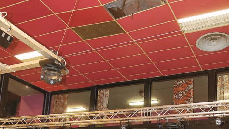 Cade pezzo di controsoffitto durante la festa in discoteca In quattro al pronto soccorso Cade pezzo di controsoffitto durante la festa in discoteca In quattro al pronto soccorso