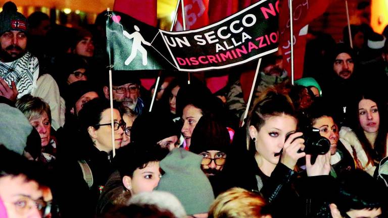 Oltre 500 persone in piazza per una città aperta Oltre 500 persone in piazza per una città aperta