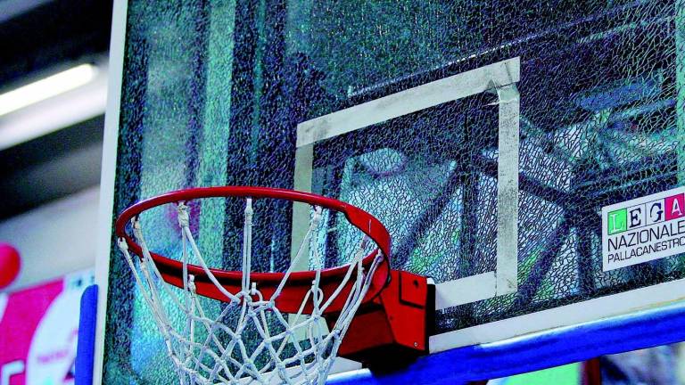 Due tabelloni in frantumi, partita sospesa causa schiacciate Due tabelloni in frantumi, partita sospesa causa schiacciate
