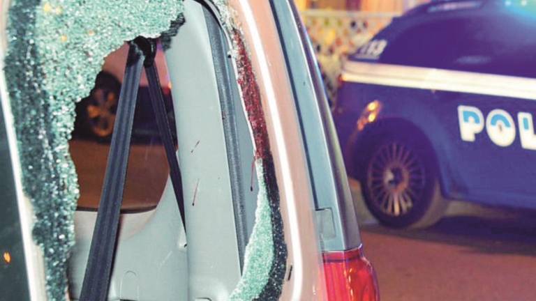 Ciclista 24enne tampona un'auto e muore Ciclista 24enne tampona un'auto e muore