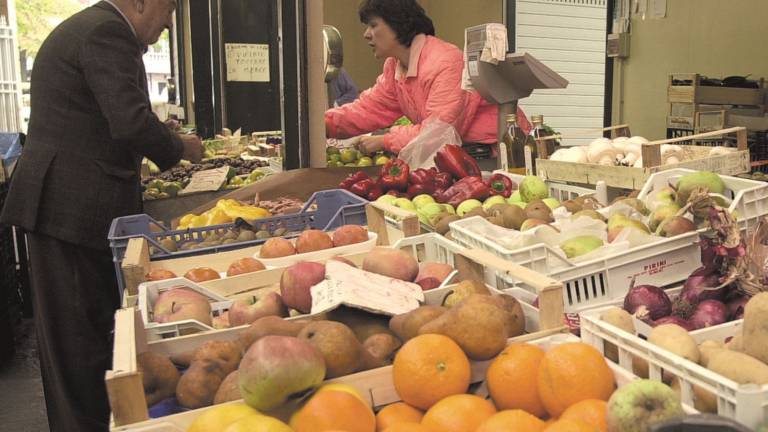 Piazza Battisti: ogni sabato il mercato biologico Piazza Battisti: ogni sabato il mercato biologico
