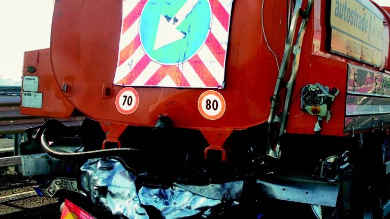 Scontro tra mezzi pesanti, muore 54enne Scontro tra mezzi pesanti, muore 54enne