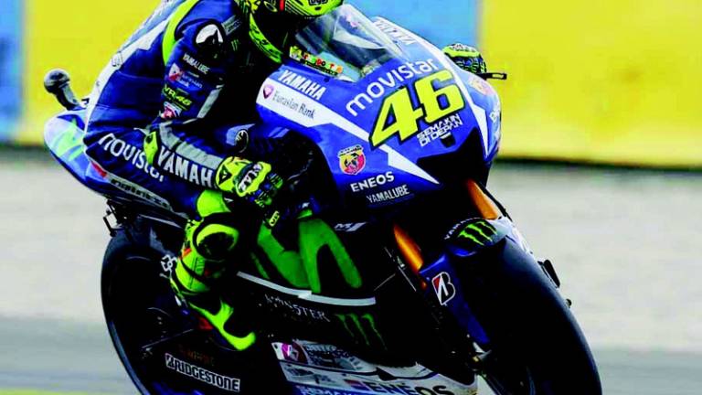 Valentino Rossi canta sotto la pioggia Valentino Rossi canta sotto la pioggia