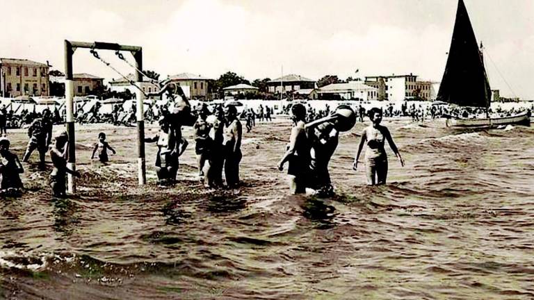 Dopo 30 anni, torna l'altalena sul mare Dopo 30 anni, torna l'altalena sul mare