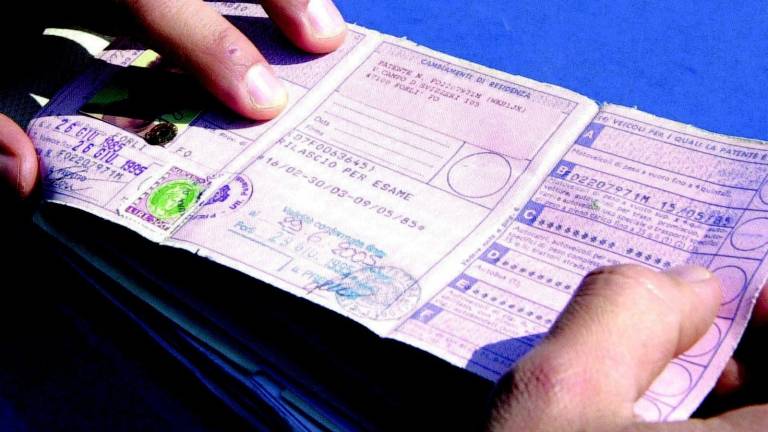 Guidava con la patente falsa Guidava con la patente falsa