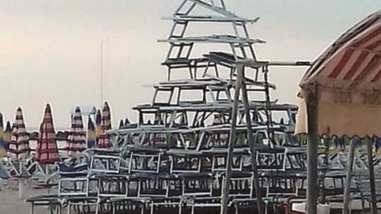 In spiaggia di notte spunta una piramide gigantesca di lettini In spiaggia di notte spunta una piramide gigantesca di lettini