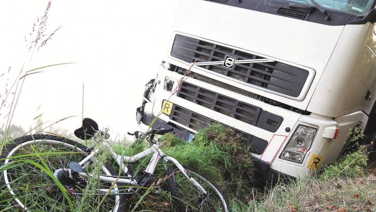 Travolta in bici da un camion. Grave bambina di 10 anni Travolta in bici da un camion. Grave bambina di 10 anni