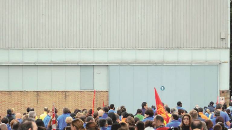 Electrolux, rivolta sindacale contro il taglio degli stipendi Electrolux, rivolta sindacale contro il taglio degli stipendi