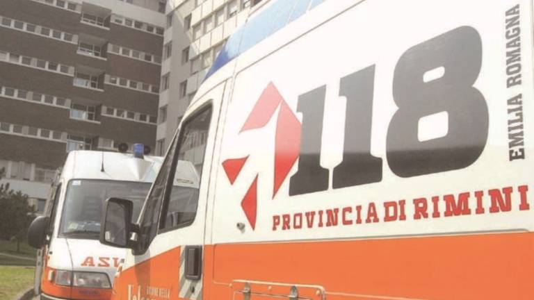 Nudo e insanguinato corre per le vie del centro Nudo e insanguinato corre per le vie del centro