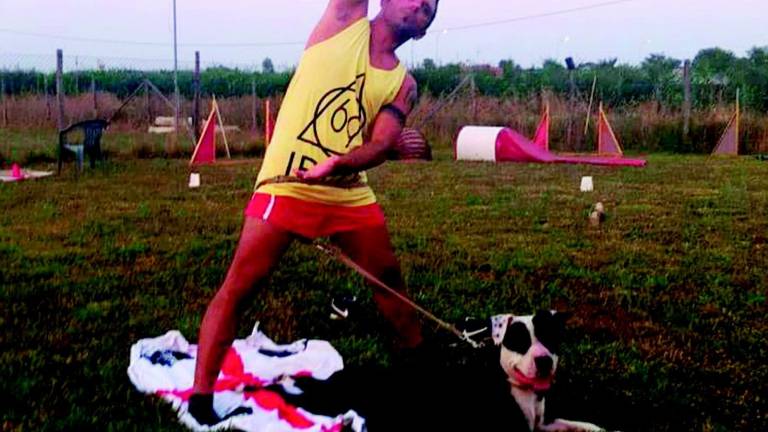 Cane e padrone, amici per lo yoga Cane e padrone, amici per lo yoga