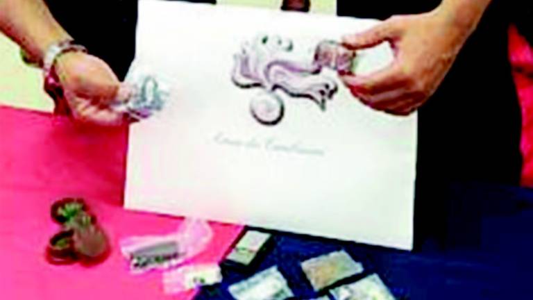 Spacciano e consumano droga in classe e nei corridoi Spacciano e consumano droga in classe e nei corridoi