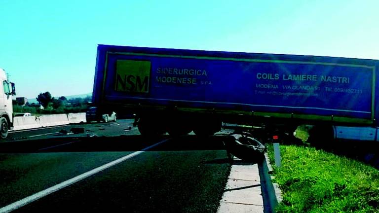 Autoarticolato sbanda e salta nella carreggiata opposta Autoarticolato sbanda e salta nella carreggiata opposta