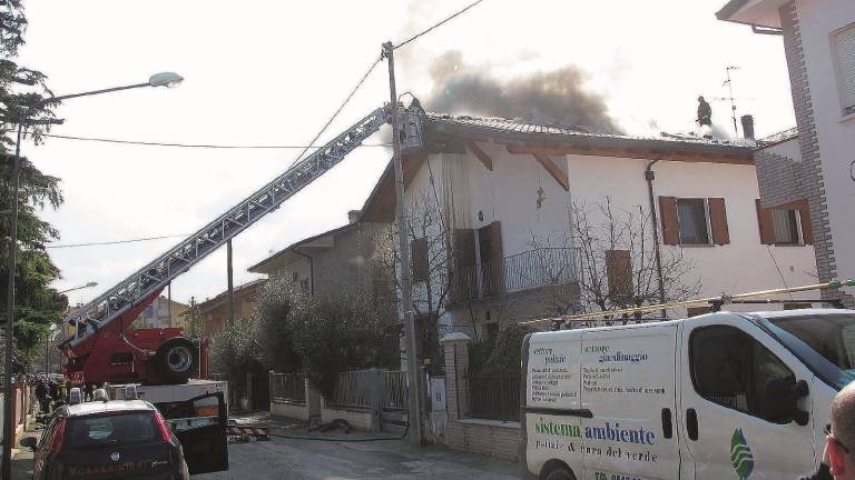 A fuoco il tetto di un'abitazione A fuoco il tetto di un'abitazione