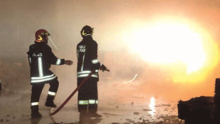 Incendio doloso distrugge capannone con attrezzi agricoli e 150 lettini da spiaggia Incendio doloso distrugge capannone con attrezzi agricoli e 150 lettini da spiaggia