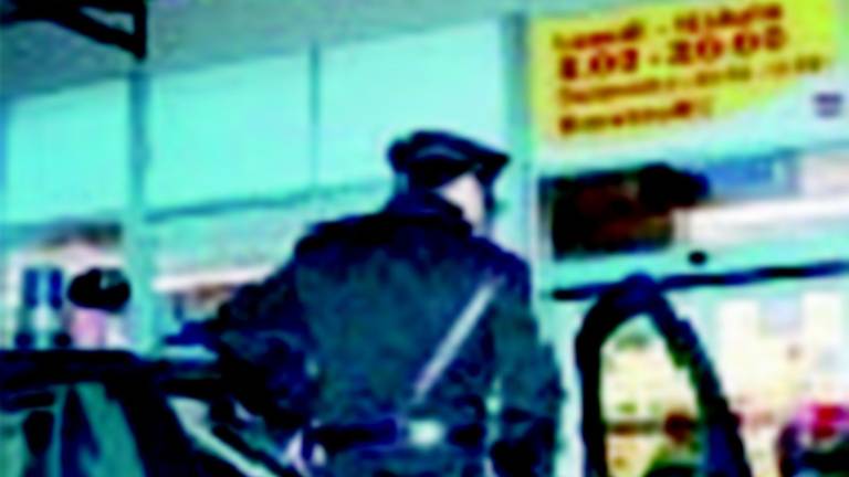 Rapinatore in fuga travolge una donna Rapinatore in fuga travolge una donna