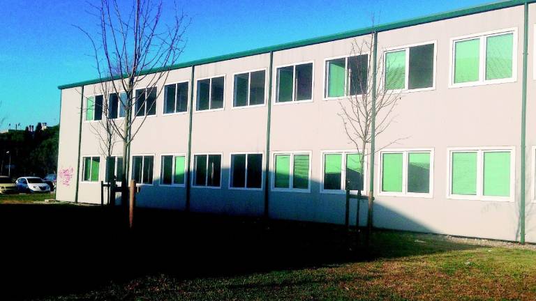 Vandali allagano la scuola: crollano i controsoffitti Vandali allagano la scuola: crollano i controsoffitti