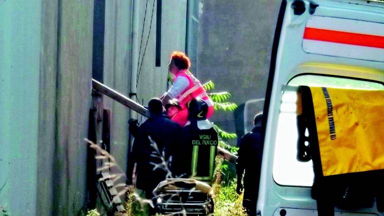 Gioca nella fabbrica abbandonata e cade: grave un quindicenne Gioca nella fabbrica abbandonata e cade: grave un quindicenne