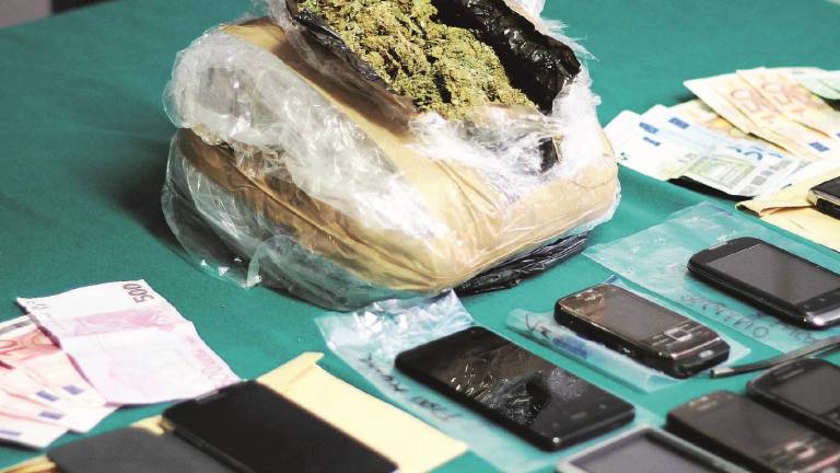 Droga in auto: 4 arrestati Droga in auto: 4 arrestati