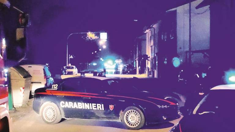 Sveglia, batteria e 5 bombole di gas Sveglia, batteria e 5 bombole di gas