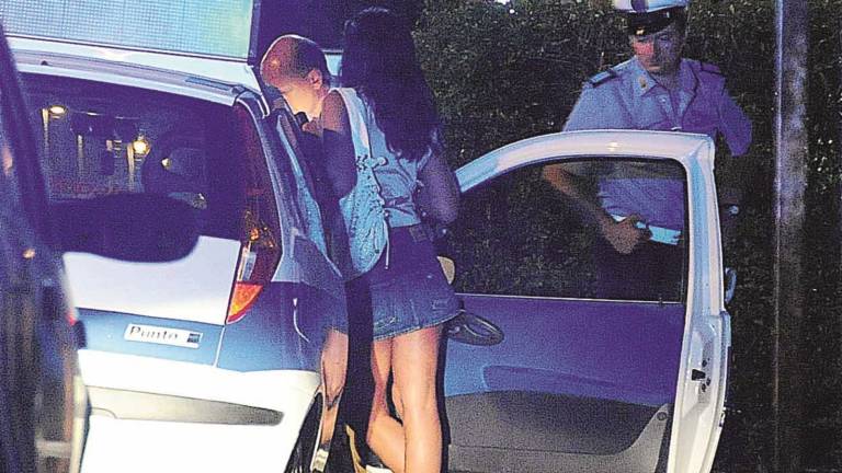 Lucciola e cliente sorpresi a far sesso Diecimila euro di multa per entrambi Lucciola e cliente sorpresi a far sesso Diecimila euro di multa per entrambi