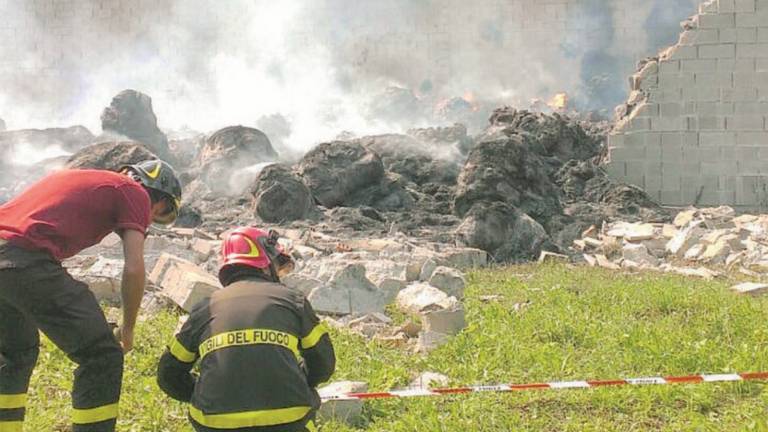 Incendio devastante in collina Incendio devastante in collina