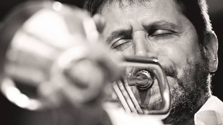 Suonando per Tambu: 18 musicisti ridanno vita alla tradizione swing Suonando per Tambu: 18 musicisti ridanno vita alla tradizione swing