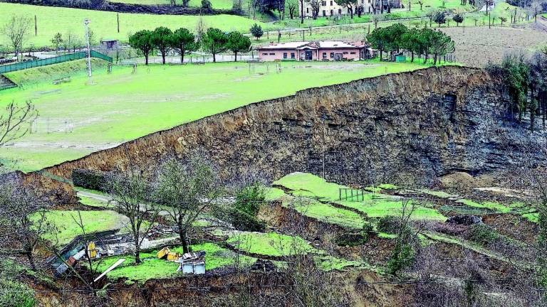 Pioggia e paura, si stacca un pezzo di collina Pioggia e paura, si stacca un pezzo di collina