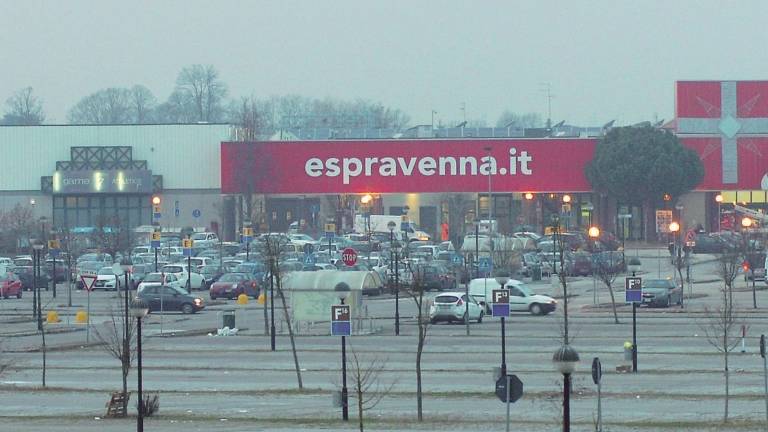 Scatta l'allarme fumo, evacuato l'ipermercato Esp di Ravenna Scatta l'allarme fumo, evacuato l'ipermercato Esp di Ravenna