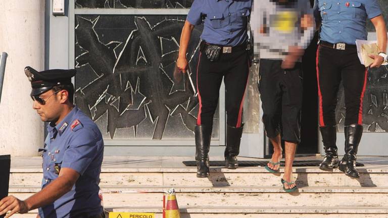 Aggredisce e sequestra la fidanzata Aggredisce e sequestra la fidanzata