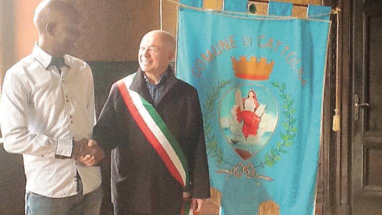 Ambulante senegalese leader storico della lotta agli abusivi diventa cittadino italiano Ambulante senegalese leader storico della lotta agli abusivi diventa cittadino italiano