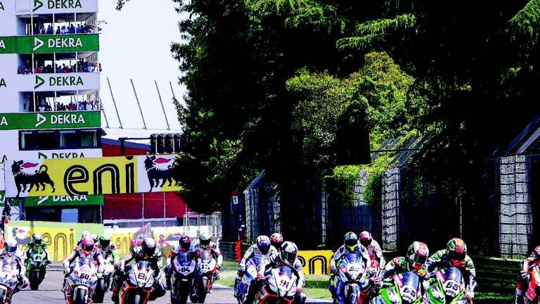 Il Mondiale a Imola parte con elmo e corazza Il Mondiale a Imola parte con elmo e corazza