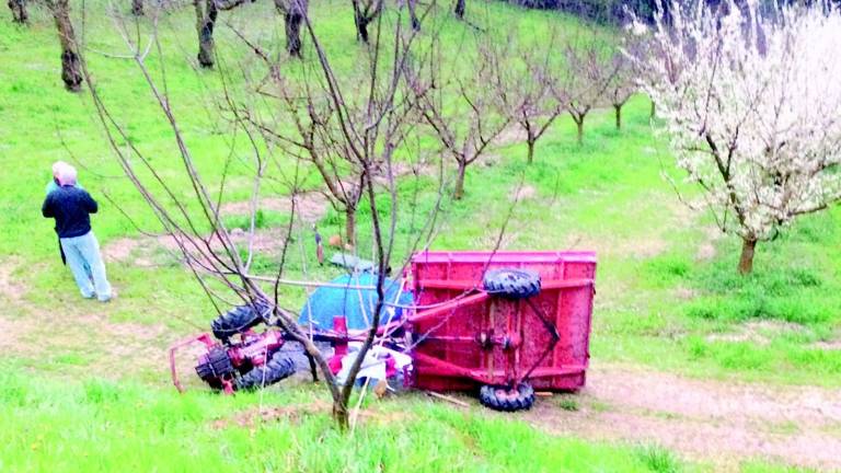 Muore travolto dal mezzo agricolo Muore travolto dal mezzo agricolo